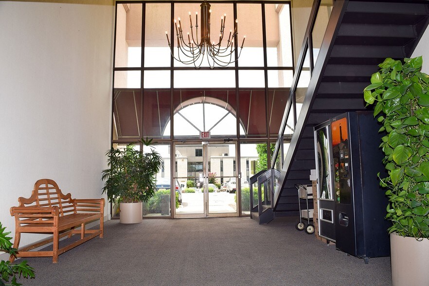 4504 Starkey Rd, Roanoke, VA for sale - Interior Photo - Image 1 of 1