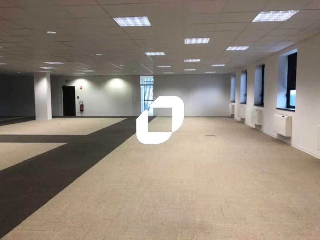 Office in SAINT-OUEN-L'AUMONE for lease Interior Photo- Image 1 of 8