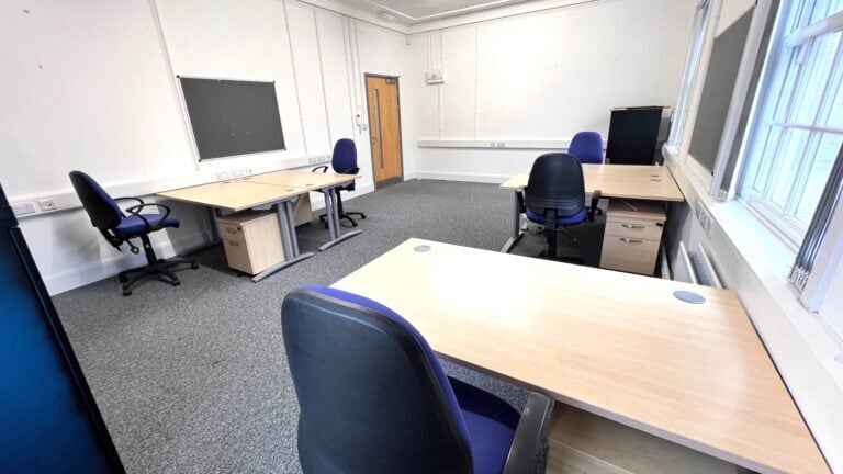 2 Scarlow St, Port Glasgow for lease - Interior Photo - Image 3 of 9