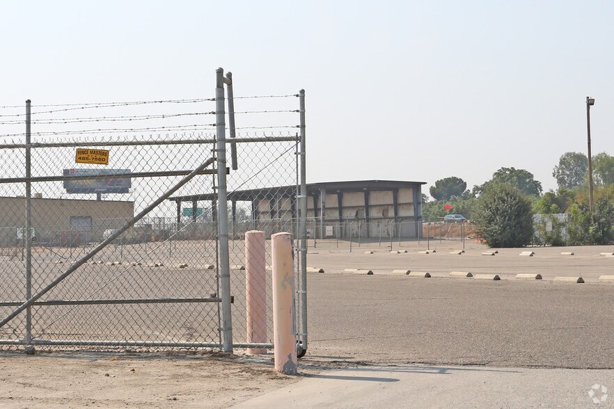 1775 Park St, Selma, CA for sale - Building Photo - Image 2 of 4