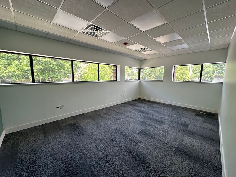 445 W Jackson Ave, Naperville, IL 60540 Centennial Place