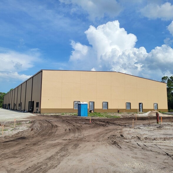 2011 Commerce Lakes Dr, Port Saint Lucie, FL for lease - Building Photo - Image 3 of 8