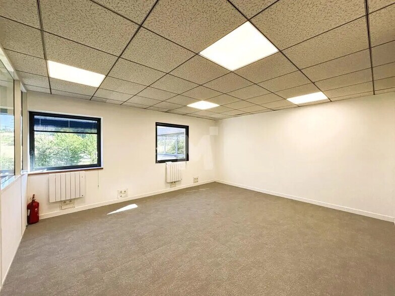 Office in Palaiseau for lease - Interior Photo - Image 3 of 9
