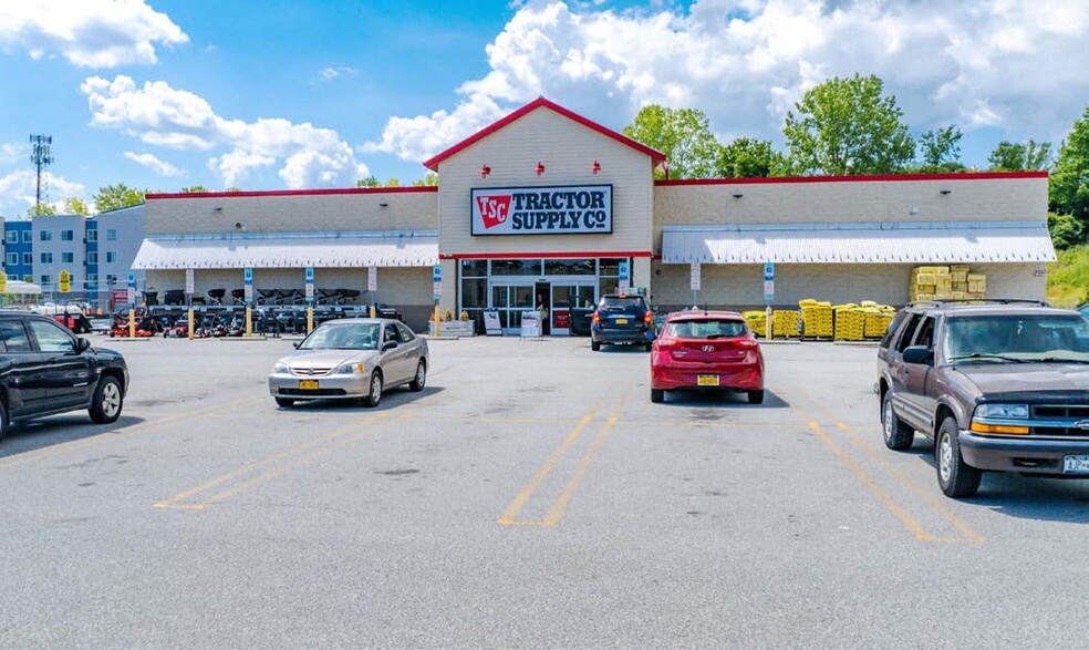 Tractor Supply, Middletown, NY for sale - Primary Photo - Image 1 of 3