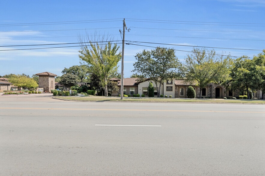 550 N Walnut Creek Dr, Mansfield, TX for sale - Building Photo - Image 2 of 21