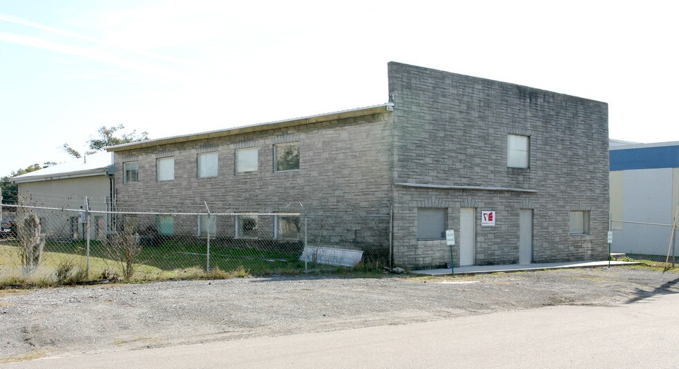 1544 E 8th St Porfolio portfolio of 3 properties for sale on LoopNet.com - Primary Photo - Image 1 of 2