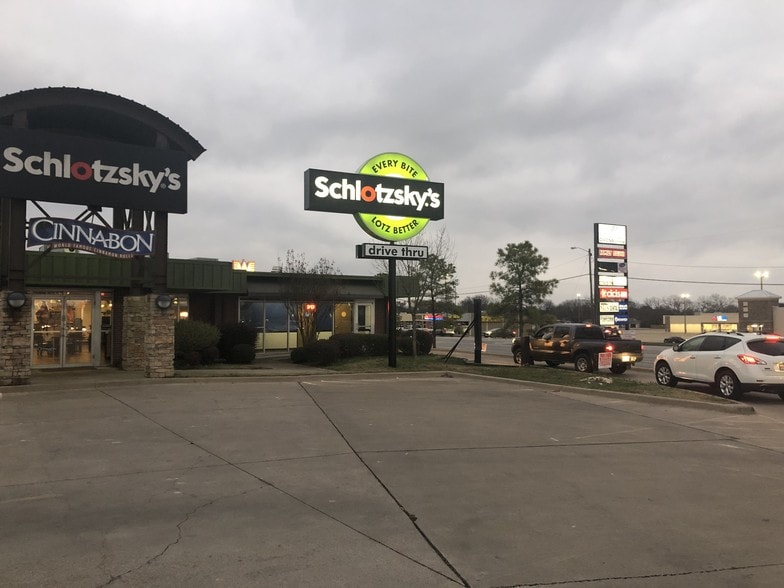 1216 W Henderson St, Cleburne, TX for lease - Building Photo - Image 1 of 18