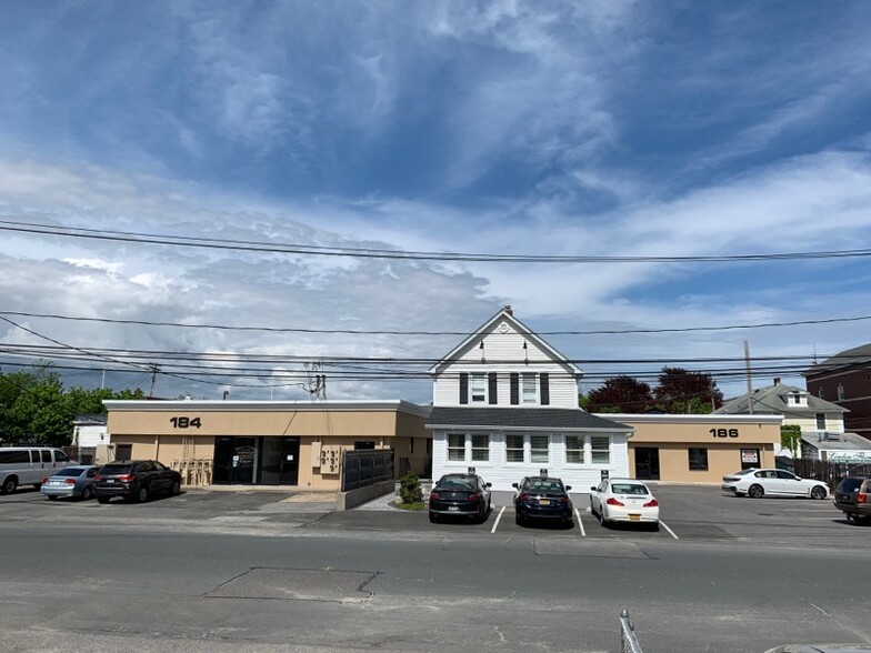 184 S 1st St, Lindenhurst, NY for lease - Building Photo - Image 1 of 21