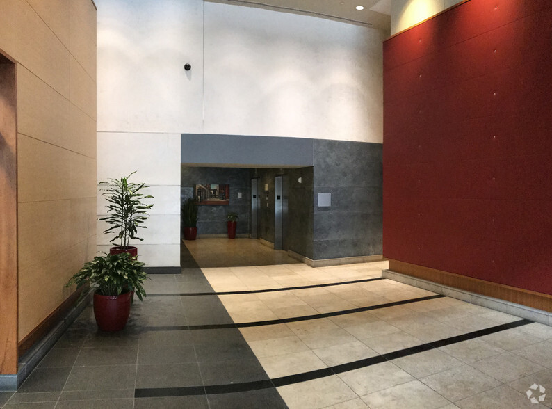 125-155 W Nationwide Blvd, Columbus, OH for lease - Lobby - Image 2 of 9