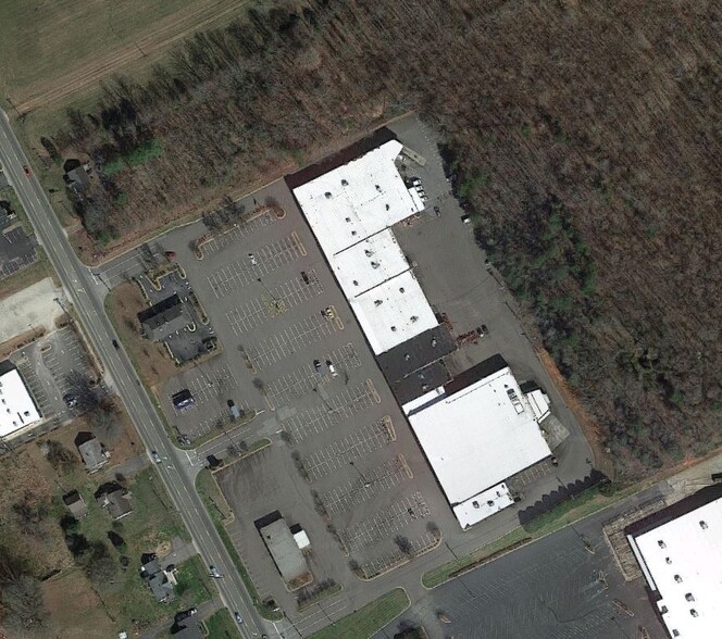 1111 Yadkinville Rd, Mocksville, NC for lease - Building Photo - Image 2 of 4
