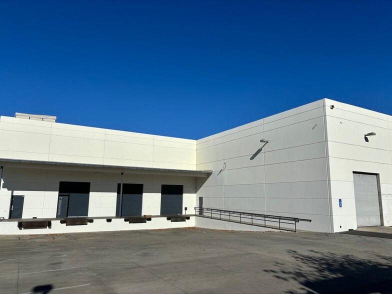 25000 Avenue Stanford, Valencia, CA for lease - Building Photo - Image 1 of 7