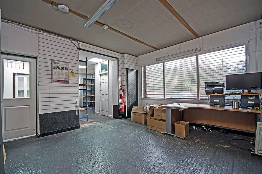 171 Newbridge Ln, Stockport for lease - Interior Photo - Image 2 of 8