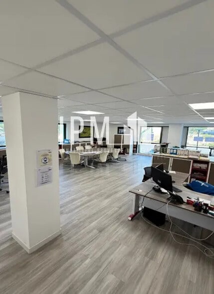 Office in La Ciotat for lease - Interior Photo - Image 3 of 6