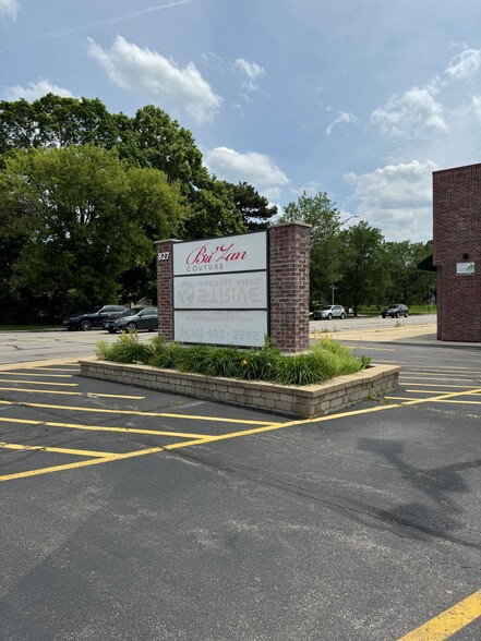 827 N Washington St, Naperville, IL for lease - Building Photo - Image 3 of 9