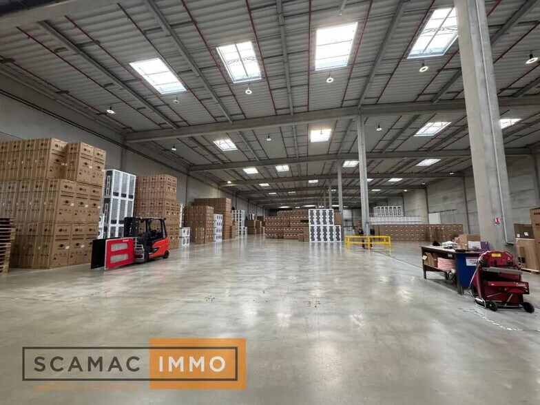 Industrial in Le Coudray-Montceaux for lease - Interior Photo - Image 3 of 7