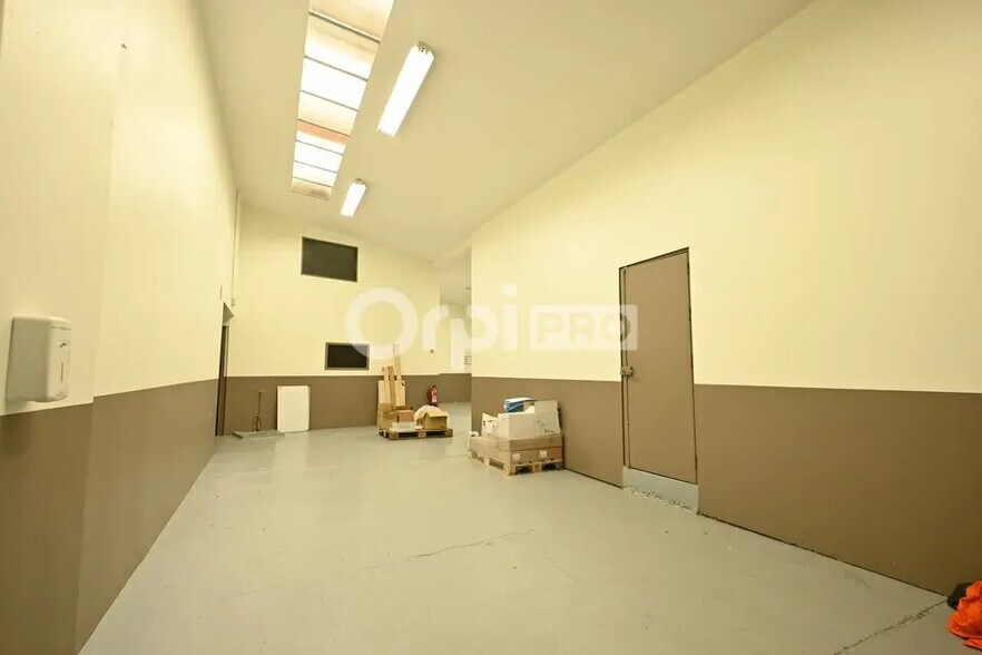 Flex in Vaulx-en-Velin for lease - Building Photo - Image 2 of 12