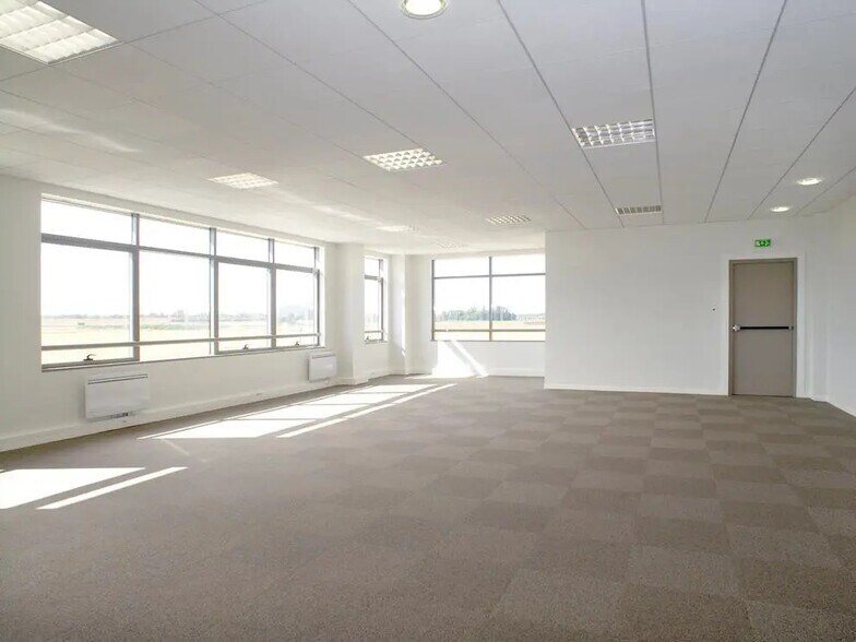 Industrial in Lieusaint for lease - Building Photo - Image 3 of 6