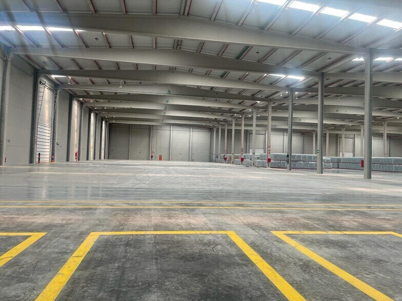 Industrial in Dos Hermanas for lease - Building Photo - Image 2 of 20