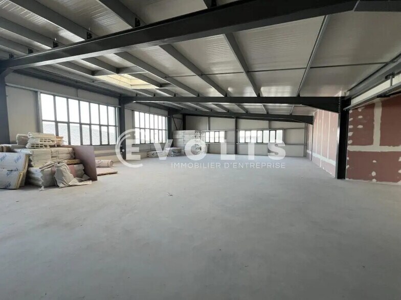 Flex in Montfermeil for lease - Interior Photo - Image 3 of 14