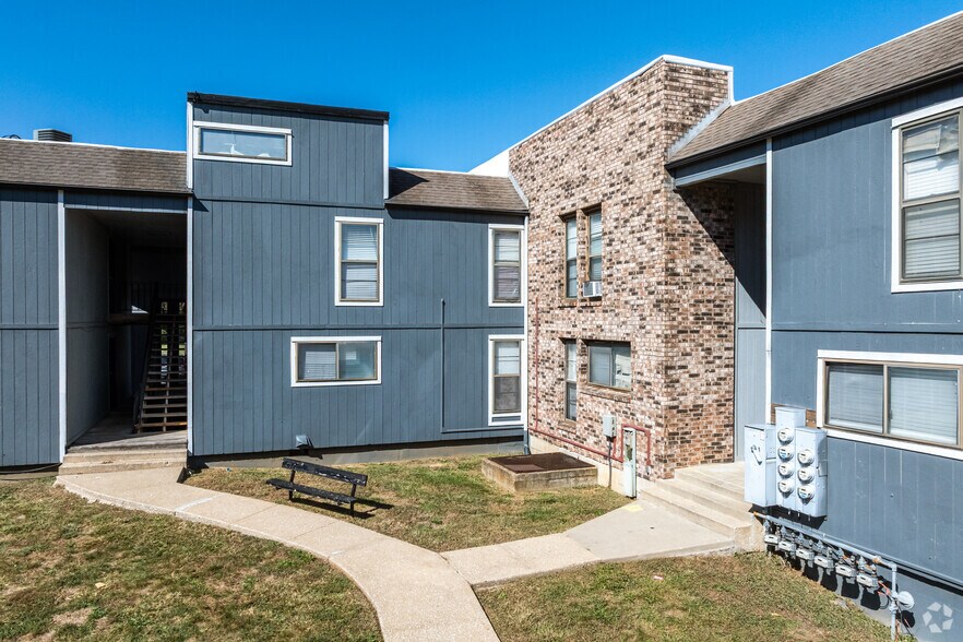 13900 Grandboro Ln, Grandview, MO for sale - Building Photo - Image 2 of 19