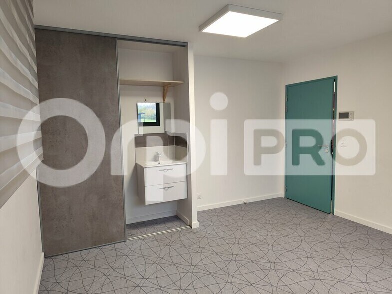 Office/Medical in Limoges for lease - Interior Photo - Image 2 of 6