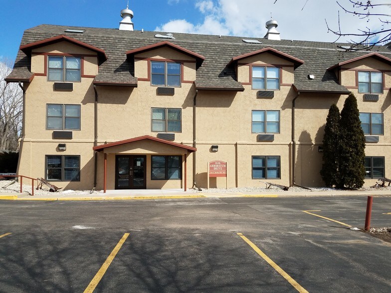 1516 Arboretum Dr, Oshkosh, WI for sale - Building Photo - Image 1 of 1