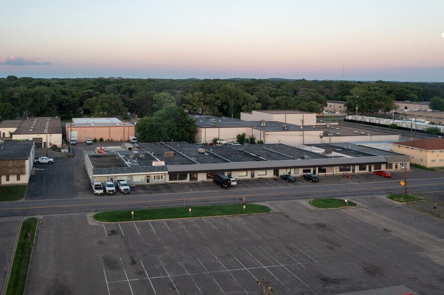 8421 Center Dr, Spring Lake Park, MN for lease - Building Photo - Image 1 of 10