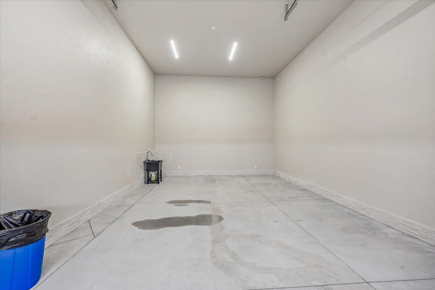 15181 Shadow Wood St, Brighton, CO for sale - Interior Photo - Image 2 of 23