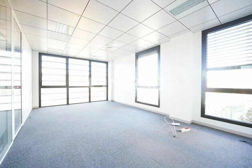 Office in Lyon for lease - Building Photo - Image 3 of 7