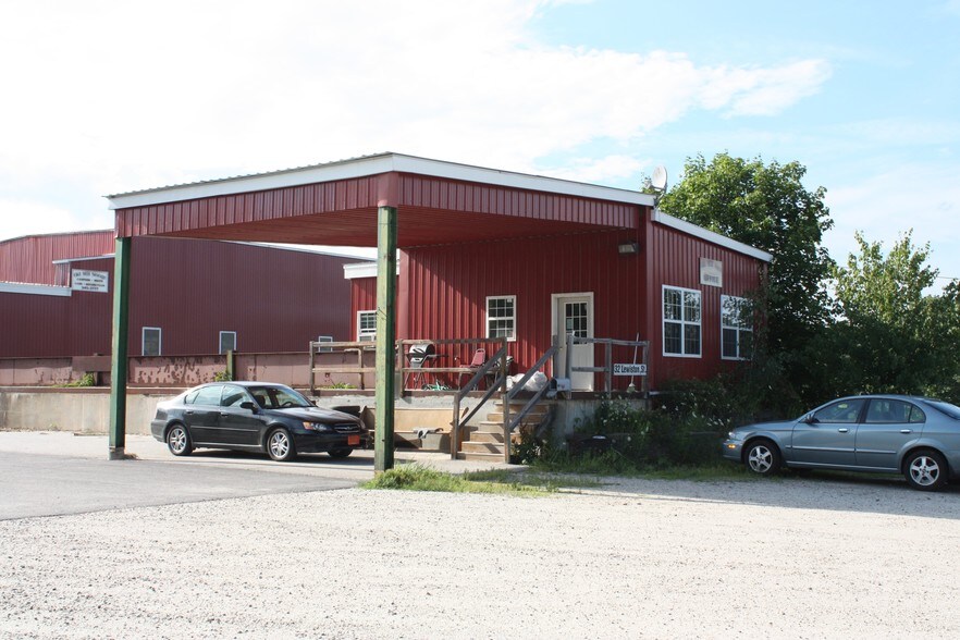 30 Lewiston St, Mechanic Falls, ME 04256