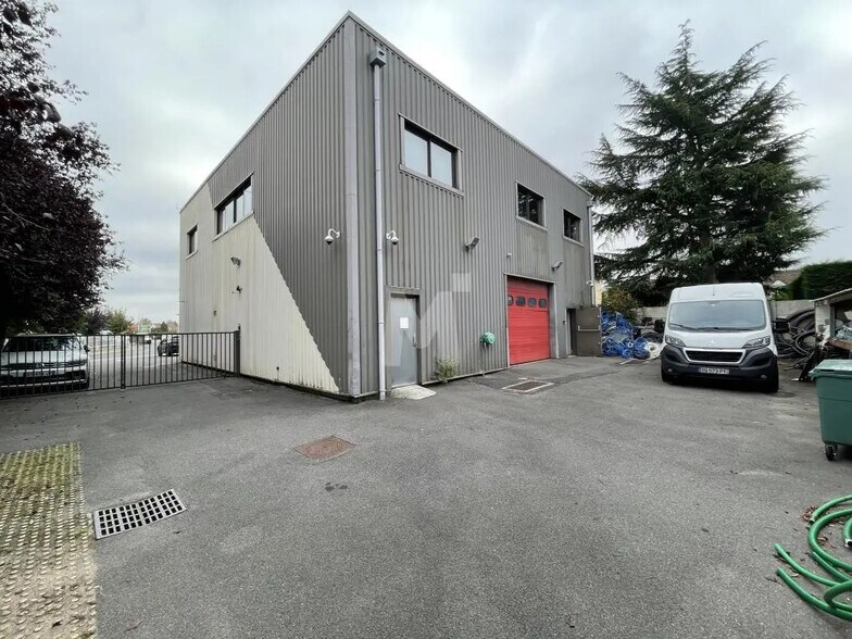 Flex in Égly for sale - Building Photo - Image 2 of 9