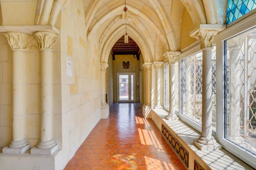 Office in Talence for lease - Building Photo - Image 2 of 7