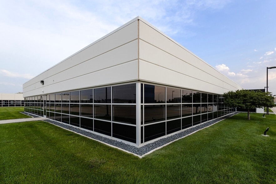 12140 Meredith Dr, Urbandale, IA for lease - Building Photo - Image 2 of 15