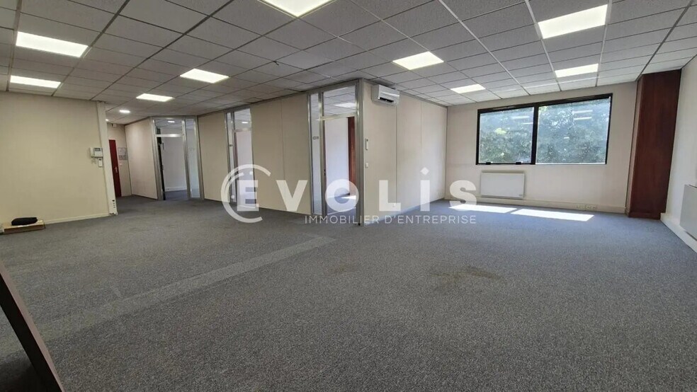 Office in Saint-Thibault-des-Vignes for lease - Interior Photo - Image 2 of 4