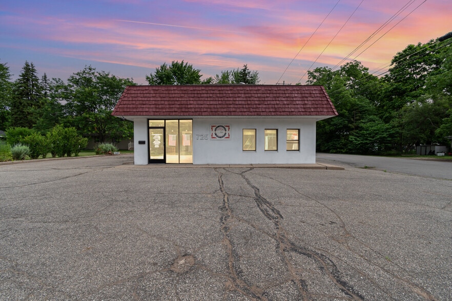 725 E Center St, Ithaca, MI for sale - Primary Photo - Image 2 of 21