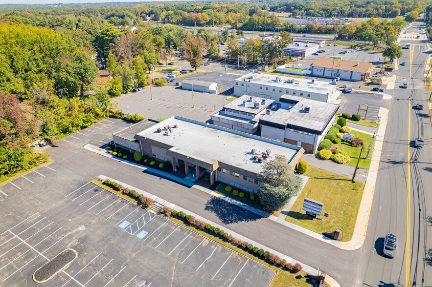 28 Throckmorton Ln, Old Bridge, NJ for lease - Building Photo - Image 2 of 22