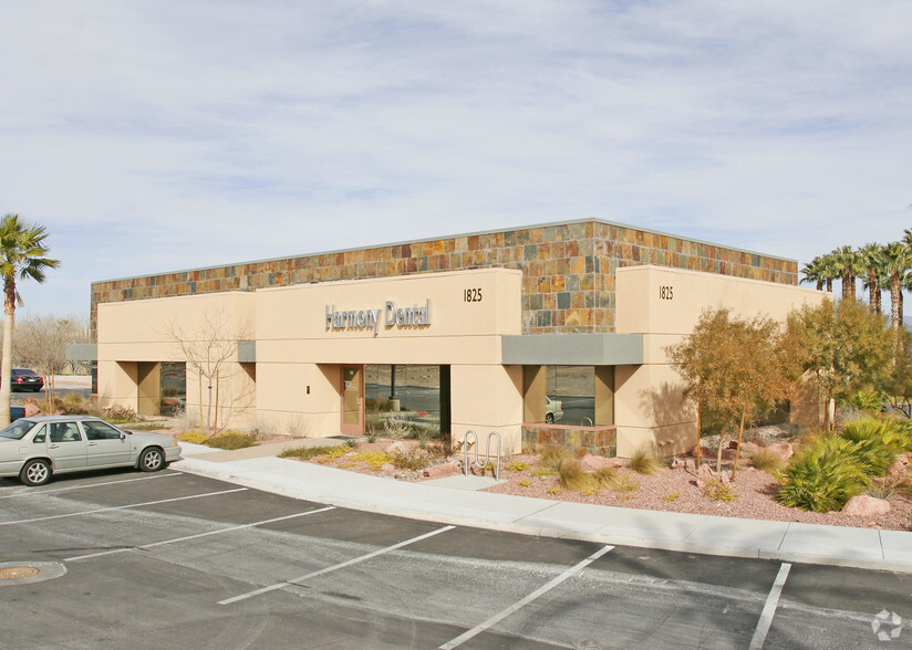 1825 Village Center Cir, Las Vegas, NV for lease - Building Photo - Image 2 of 30