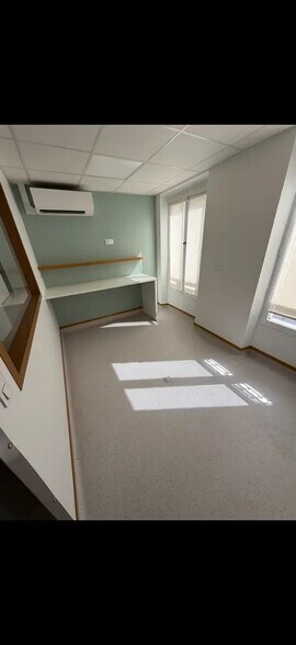 Retail in Paris for lease - Interior Photo - Image 3 of 5