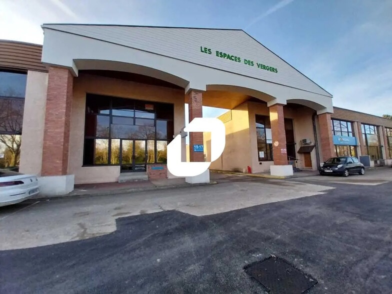 Office in Voisins-le-Bretonneux for lease - Building Photo - Image 1 of 11