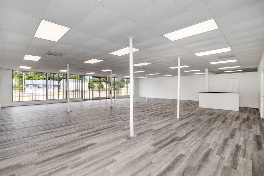 1911 E Ozark Ave, Gastonia, NC for sale - Interior Photo - Image 3 of 11