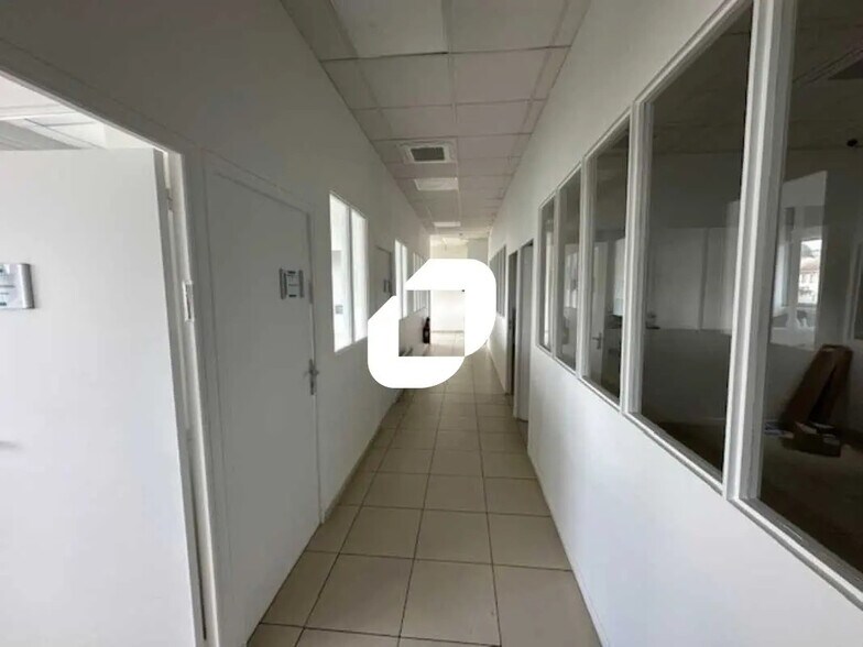 Office in Stains for lease - Building Photo - Image 2 of 12