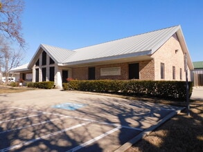 240 E Evergreen St, Sherman, TX for lease Building Photo- Image 2 of 14