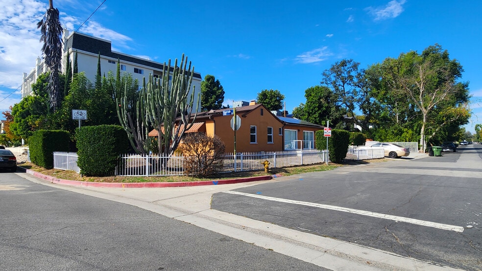 11905 Riverside Dr, Valley Village, CA for sale - Primary Photo - Image 1 of 14