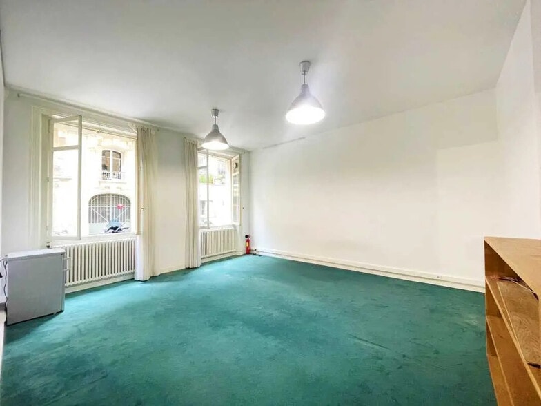 Office in Paris for lease - Interior Photo - Image 1 of 7