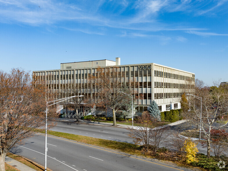 900 Merchants Concourse, Westbury, NY for lease - Building Photo - Image 1 of 8