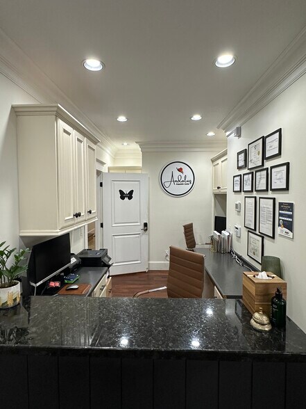 3323 SW Naito Pky, Portland, OR for sale - Interior Photo - Image 2 of 12