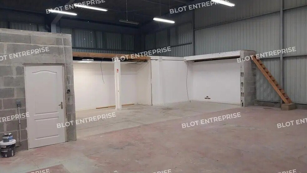 Flex in Saint-Alban for lease - Interior Photo - Image 1 of 3