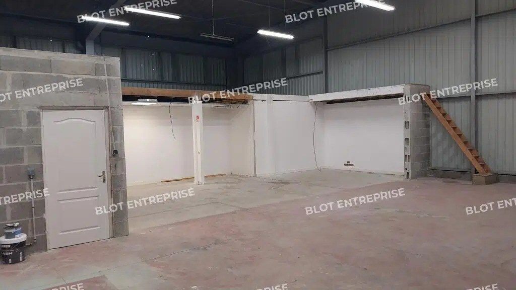 Flex in Saint-Alban for lease Interior Photo- Image 1 of 4