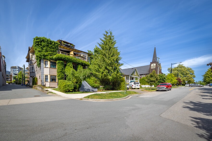 160-166 10th St E, North Vancouver, BC for sale - Primary Photo - Image 3 of 8