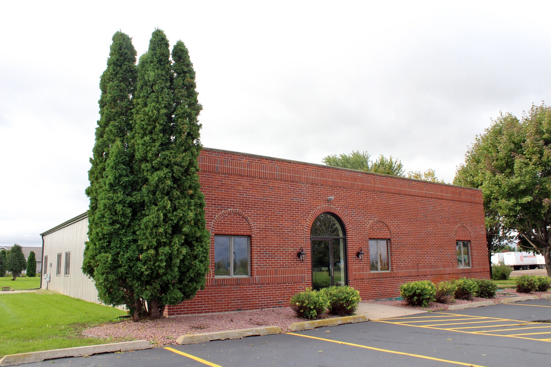 2401 W Waukau Ave, Oshkosh, WI for sale Primary Photo- Image 1 of 1
